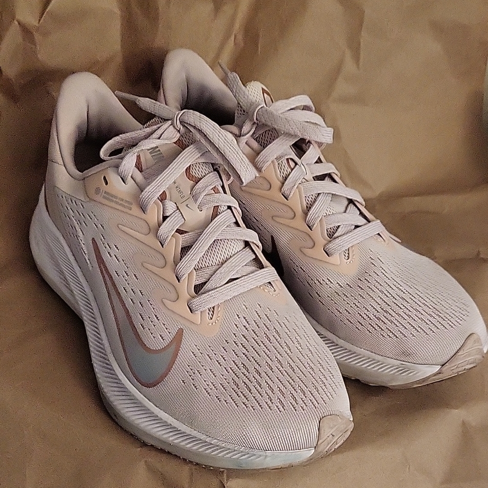 Nike Women's Zoom WINFLO - Light Pink